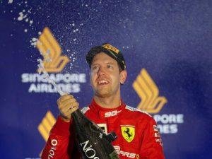 5977114_1_articledetail_Ferrari-Pilot_Sebastian_Vettel_laesst_nach_seinem_Sieg_2019_in_Singapur_die_Champagnerkorken_knallen.
