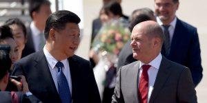 bei-seinem-ersten-besuch-als-kanzler-in-asien-hatte-olaf-scholz-ende-april-japan-besucht-und-dabei-einen-bogen-um-china-gemacht.-archivbild-mit-xi-jinping-aus-dem-jahr-2017-1-1