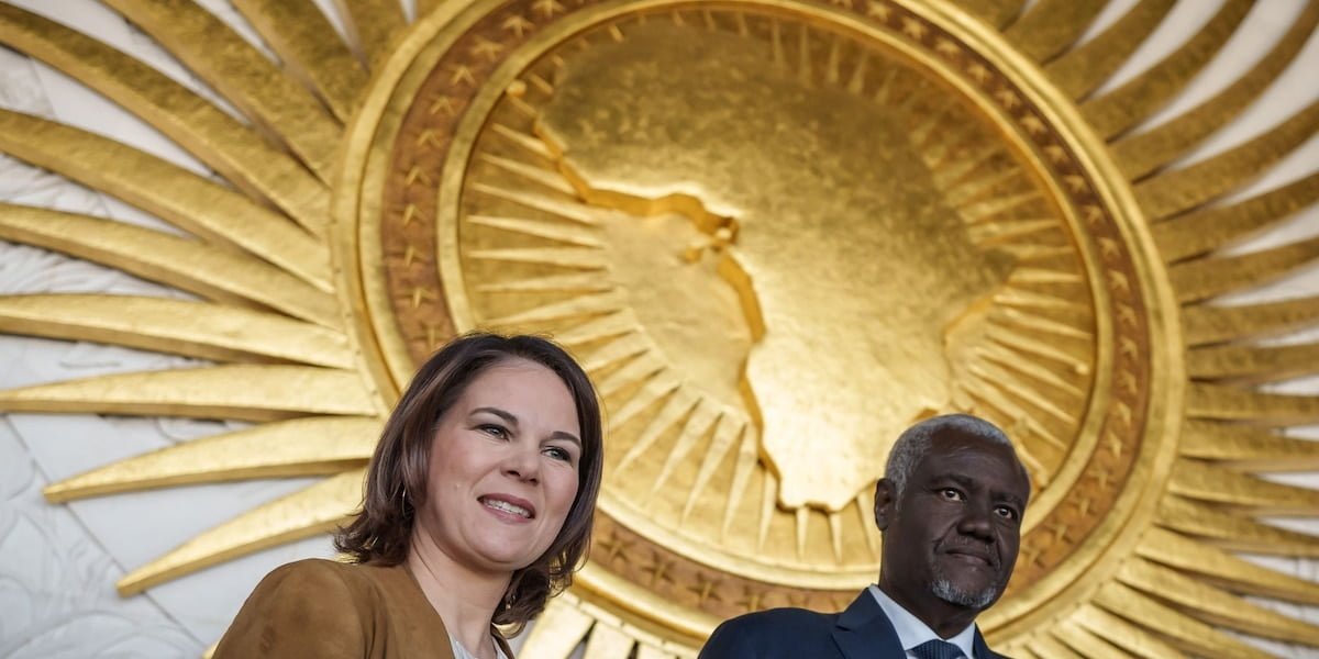 aussenministerin-annalena-baerbock-steht-neben-moussa-faki-mahamat-dem-vorsitzenden-der-kommission-der-afrikanischen-union.-1