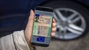 Fahrer weiterhin das Recht haben, einen physischen Führerschein im Scheckkartenformat zu beantragen.
