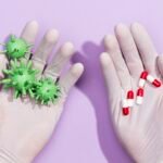 hande-mit-pillen-gegen-bakterien-x900