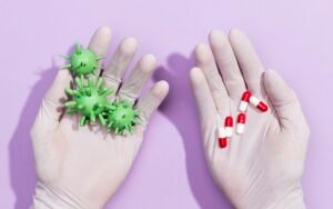 hande-mit-pillen-gegen-bakterien-x900